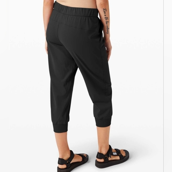 Lululemon on the fly crop joggers black sz 12 WP165 - Picture 2 of 6